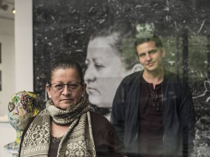 Gloria Astrid Martínez, madre un joven asesinado por el Ejército, y el fotógrafo Carlos Saavedra, en la exposición.