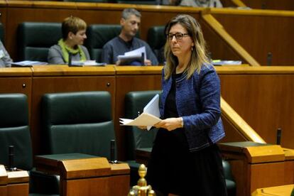 Ana Oregi se dirige a iniciar su intervención en el pleno del Parlamento.