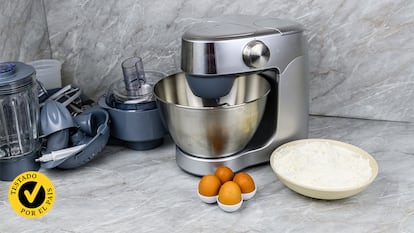 Una amasadora en la mesa de una cocina.