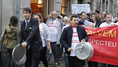 Manifestants en suport de les terrasses, a Barcelona.