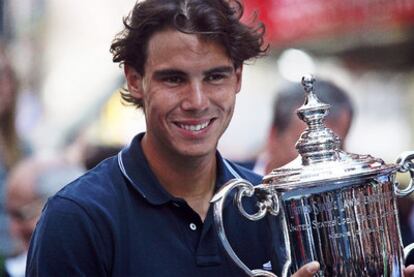 Rafa Nadal, con el trofeo de campeón en la plaza Times Square de Nueva York.