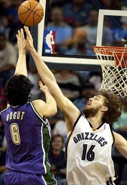 Gasol bloquea un lanzamiento de Andrew Bogut, de los Bucks de Milwaukee.