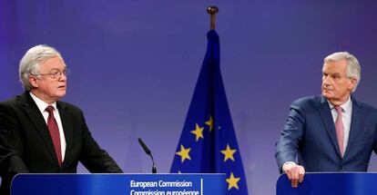 El ministro brit&aacute;nico del brexit, David Davis, y el jefe negociador de la UE, Michel Barnier, el lunes en la presentaci&oacute;n del acuerdo.