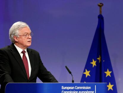 El ministro brit&aacute;nico del brexit, David Davis, y el jefe negociador de la UE, Michel Barnier, el lunes en la presentaci&oacute;n del acuerdo.