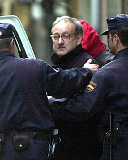 Alfonso Martínez Lizarduikoa, detenido ayer, es introducido en un coche policial tras registrar su domicilio.