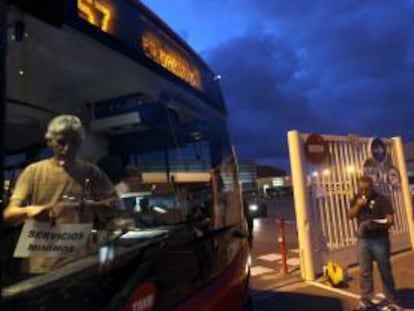 Un autobús de TMB sale de la cochera de Zona Franca de Barcelona a primera hora de esta mañana en cumplimiento de los servicios mínimos decretados con motivo de la huelga de transportes.