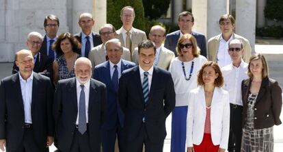 Pedro Sánchez (centro) junto a su consejo de expertos.