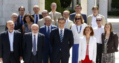 Pedro S&aacute;nchez (centro) junto a su consejo de expertos.