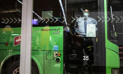 Un conductor de autobús con mascarilla, en la estación de Príncipe Pío de Madrid.