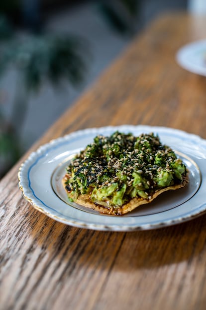 Tostada de aguacate y furikake del restaurante ‘Fugaz’.