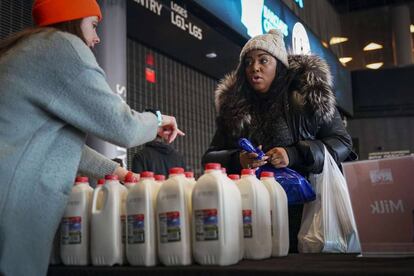 Puesto de distribución de comida para funcionarios afectados por el cierre, en Nueva York.