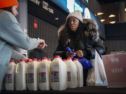 Puesto de distribución de comida para funcionarios afectados por el cierre, en Nueva York.