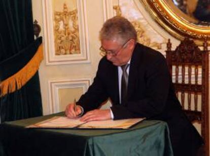 El gerente general de GP exploración y producción SL de la estatal rusa Gazprom, Vladimir Burdakov, durante la firma de un contrato de exploración de hidrocarburos con la empresa estatal boliviana YPFB y la franco-belga Total, el pasado 1 de agosto de 2013, en La Paz (Bolivia). EFE/Archivo