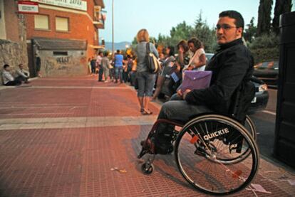 Diego también hizo cola en  su silla de ruedas desde la madrugada.
