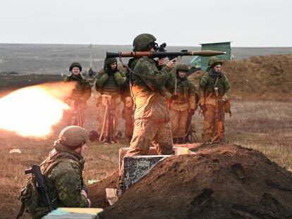 Militares rusos hacen maniobras con un lanzagranadas en la región de Rostov del Don, a unos 100 kilómetros de la frontera con Ucrania, este martes.