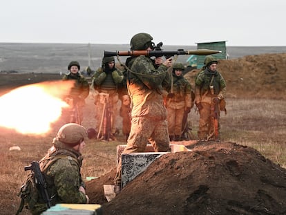 Militares rusos hacen maniobras con un lanzagranadas en la región de Rostov del Don, a unos 100 kilómetros de la frontera con Ucrania, este martes.
