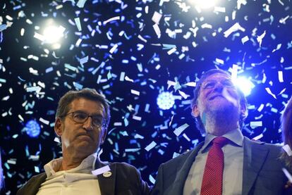 El candidato del Partido Popular a la Xunta de Galicia, Alberto Núñez Feijóo (i), acompañado por el presidente del gobierno en funciones, Mariano Rajoy, durante el acto de cierre de campaña