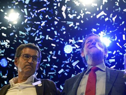 El candidato del Partido Popular a la Xunta de Galicia, Alberto N&uacute;&ntilde;ez Feij&oacute;o (i), acompa&ntilde;ado por el presidente del gobierno en funciones, Mariano Rajoy, durante el acto de cierre de campa&ntilde;a