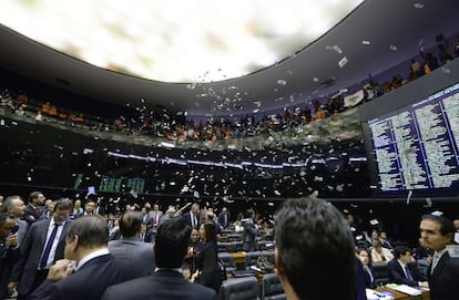 Na C&acirc;mara, manifestantes lan&ccedil;am c&eacute;dulas falsas de d&oacute;lar com imagem de Rousseff.