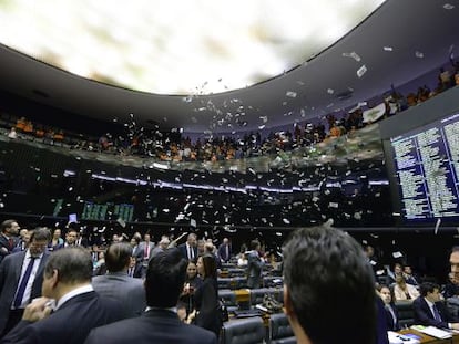 Na C&acirc;mara, manifestantes lan&ccedil;am c&eacute;dulas falsas de d&oacute;lar com imagem de Rousseff.