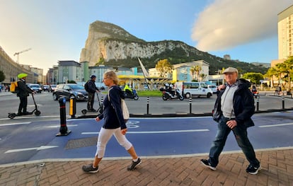 Transeúntes en una de las calles principales de Gibraltar, el viernes.