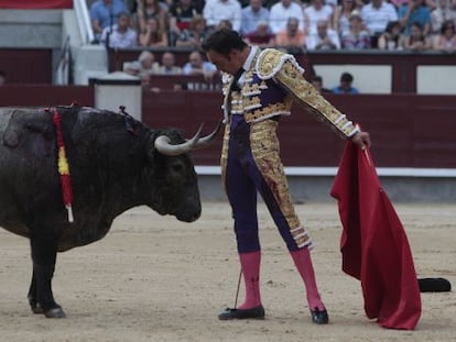 Manuel Jesús El Cid, ante el tercero de los seis victorinos con los que se encerró en Las Ventas.