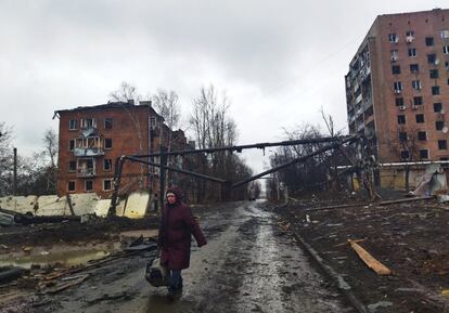 Una mujer camina entre edificios dañados por las tropas rusas en Járkov, este miércoles.