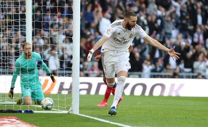 Karim Benzema celebra su gol al Atlético, este sábado en el Bernabéu.