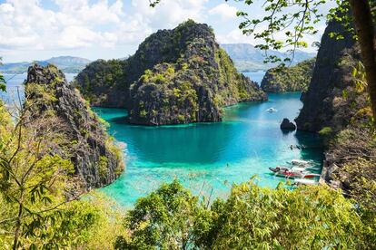 Palawan (Filipinas)

Esta isla se presenta como una alternativa a otros destinos costeros del sudeste asiático como Bali. Elegida como la mejor isla del mundo por Conde Nast Traveler, tiene mucho que ofrecer tanto para los visitantes que buscan playa como montaña. Además de su exotismo, uno de sus encantos es el río subterráneo que circula por su interior, uno de los más largos del mundo.

 