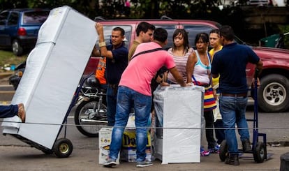 Um grupo de pessoas compra eletrodomésticos em Caracas.