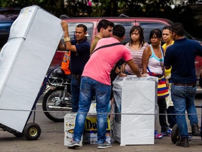 Un grupo de personas compra electrodom&eacute;sticos en Caracas.