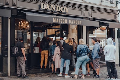 Cola para entrar en una tienda de Maison Dandoy en Bruselas.