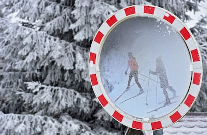 Dos excursionistas se reflejan en un espejo mientras hacen cross-country en Oberhof (Alemania).