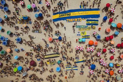 Los fanáticos argentinos del equipo de fútbol Boca Juniors se reúnen en la playa de Copacabana el día antes de que los xeneizes se enfrentaran al Fluminense de Brasil en el partido por el campeonato de la Copa Libertadores, en Río de Janeiro (Brasil), el 3 de noviembre.
