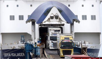 Varios camiones desembarcan del ferry European Highlander, tras llegar al puerto de Larne, cerca de Belfast, Irlanda del Norte, este lunes.