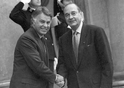 Felipe González y el presidente francés, Jacques Chirac, se saludan en el palacio del Elíseo, París, en junio del 95.