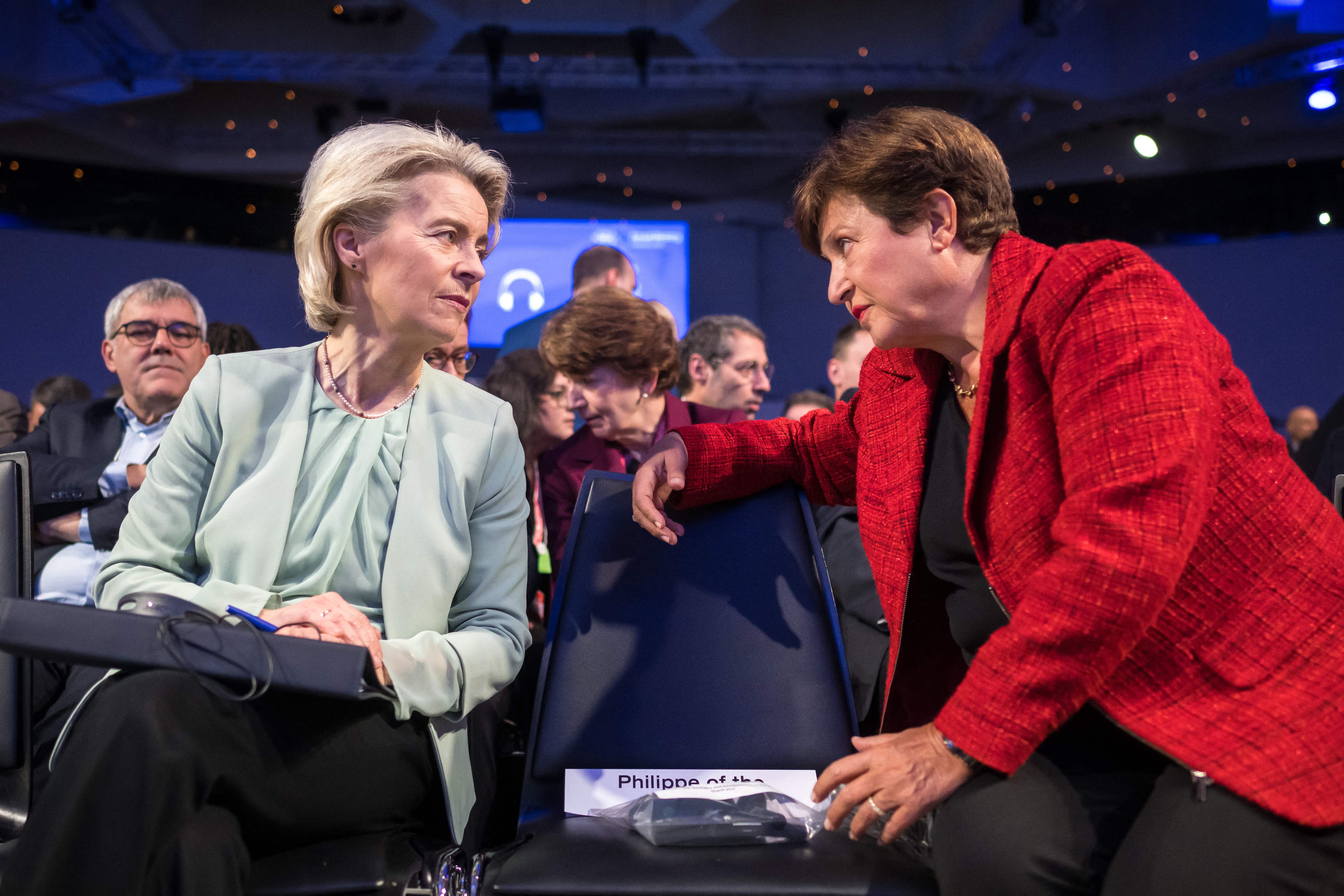 La presidenta de la Comisión Europea, Ursula von der Leyen, habla con la directora gerente del FMI, Kristalina Georgiana.