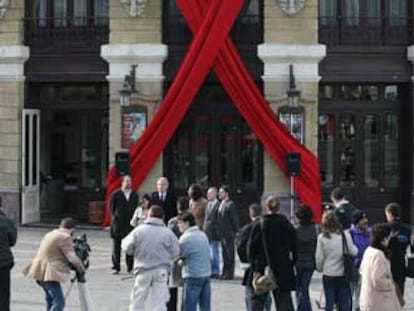 Un gran lazo rojo en solidaridad con los enfermos de sida