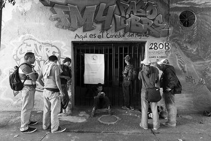 Entrada del comedor de FM4 Paso Libre en Guadalajara, a unos pasos de la vía del tren.