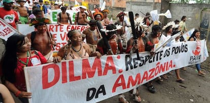 Ind&iacute;genas se manifiestan contra la presa el pasado junio en R&iacute;o de Janeiro.