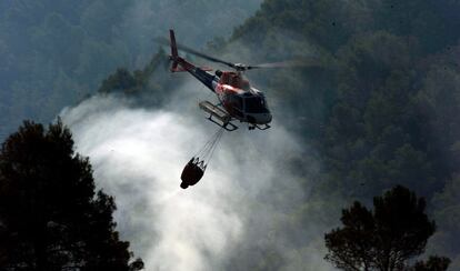 Un helicóptero trabaja en las labores de extinción en Boadealla.