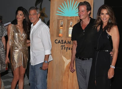 El matrimonio Clooney y el Gerber- Crawford son dueños de una marca de tequila, Casamigos. El actor, la abogada, el empresario y la modelo pasaron una noche el pasado verano en la discoteca Ushuaia Ibiza Beach, en Ibiza, patrocinando su bebida.