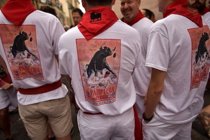 Jóvenes con camisetas taurinas, antes del primer encierro de los sanfermines 2019 por las calles de Pamplona, este domingo.