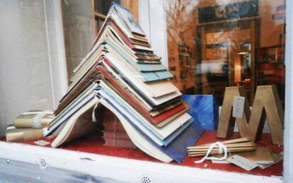 Escaparate de la librería La Rayuela, en Berlín, especializada en literatura en castellano.