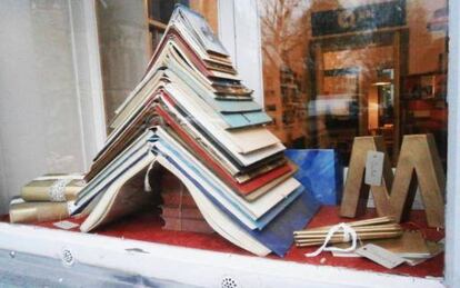 Escaparate de la librer&iacute;a La Rayuela, en Berl&iacute;n, especializada en literatura en castellano. 