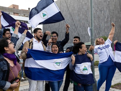 Nicaragüenses en el exilio en Costa Rica celebran en San José, el 9 de febrero, la liberación de los más de 200 presos políticos.