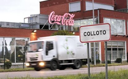 Un camión pasa ante las instalaciones de Coca-Cola en Colloto (Asturias)