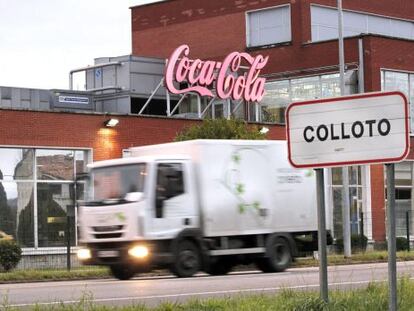 Un cami&oacute;n pasa ante las instalaciones de Coca-Cola en Colloto (Asturias)