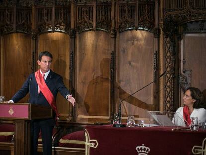 Manuel Valls y Ada Colau en el acto de investidura. 