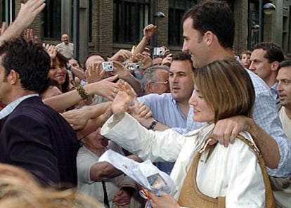 Don Felipe y doña Letizia saludan a las personas que se congregaron para verles en Zaragoza.